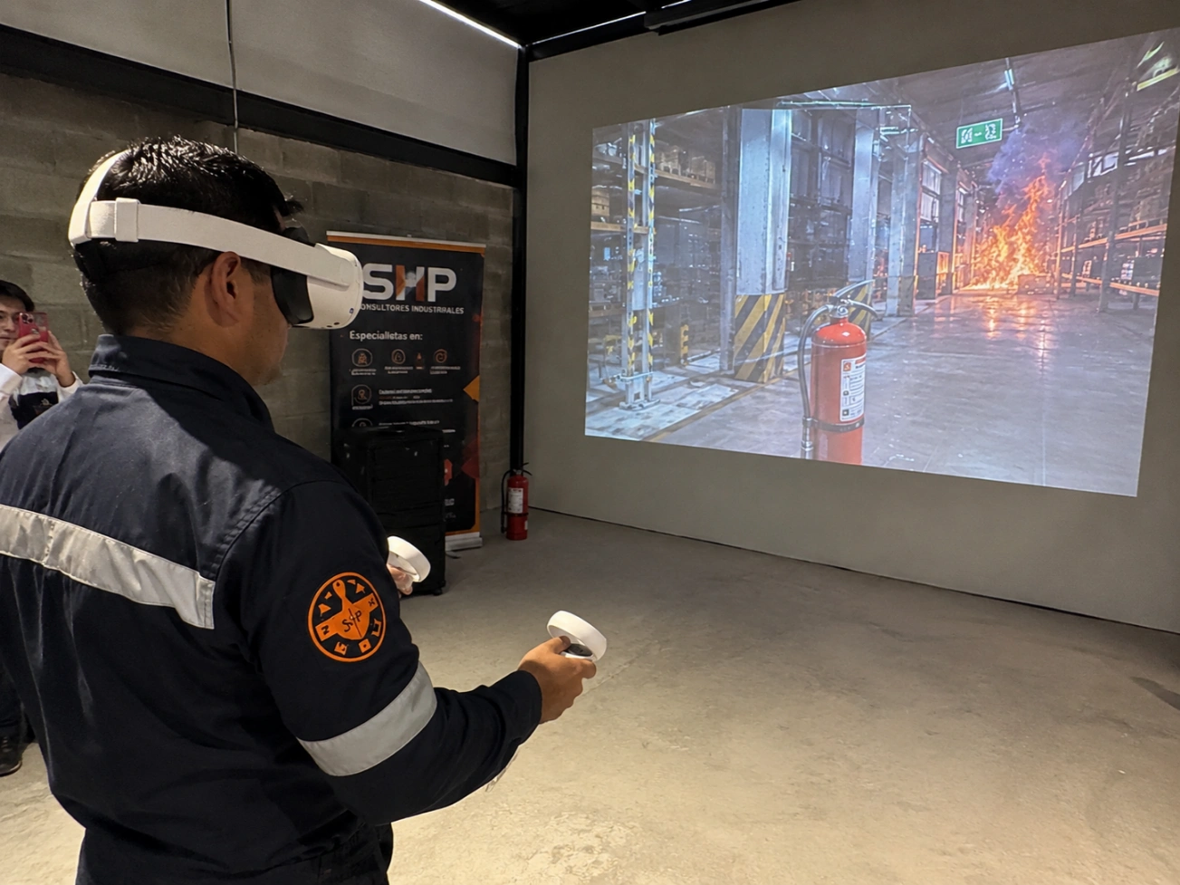 Personal de brigada durante una práctica de capacitación con visor de realidad virtual.